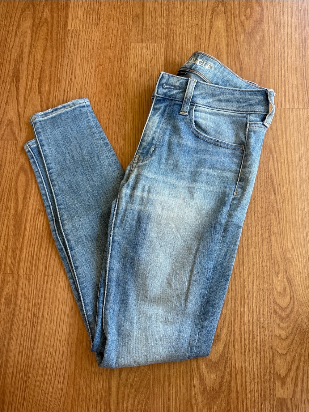 American Eagle Light Wash Women’s Skinny Jeans with Faded Detail